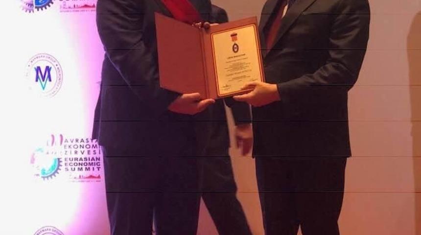 Prof. Dr. Uğur &Ouml;zg&ouml;ker&rsquo;e&ldquo;Onur Madalyası&rdquo;