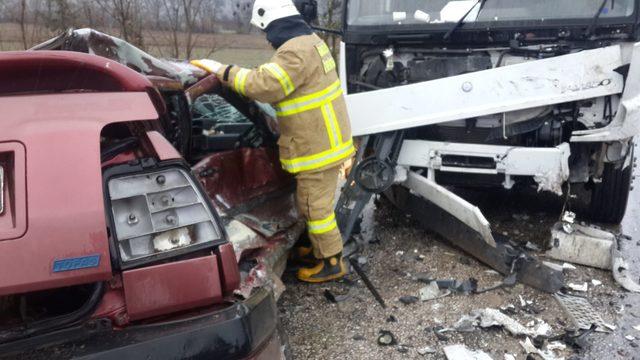 Kamyonla çarpışan otomobilin sürücüsü öldü