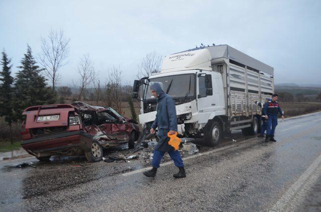 Kamyonla çarpışan otomobilin sürücüsü öldü