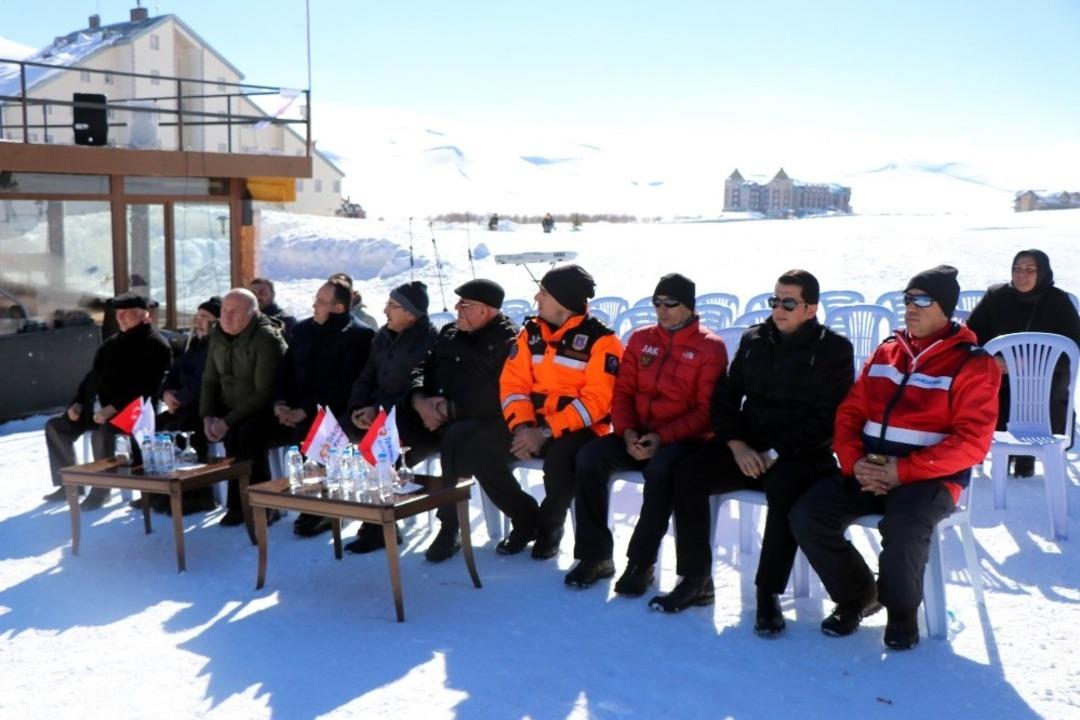 Tekden Koleji &ouml;ğrencilerinden atalarına b&uuml;y&uuml;k vefa