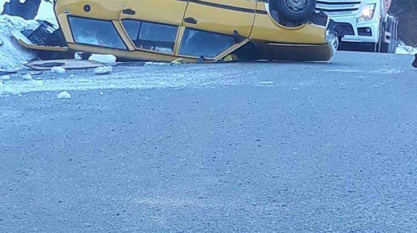 Takla atan otomobilde &uuml;&ccedil; kişi yaralandı