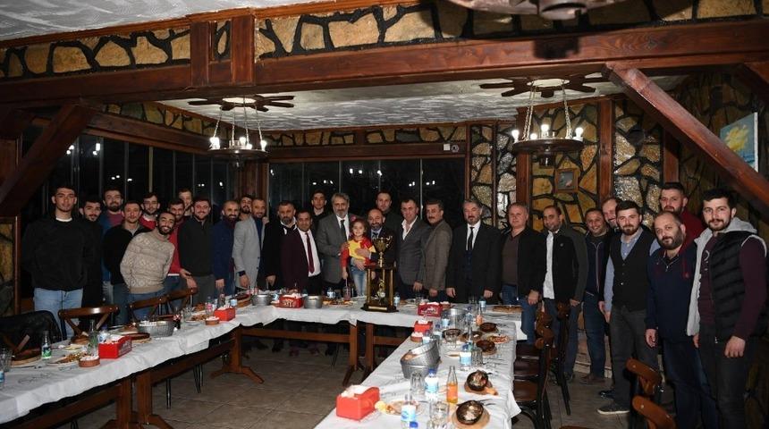 Başkan &Uuml;z&uuml;lmez, şampiyon olan futbol takımlarını tebrik etti