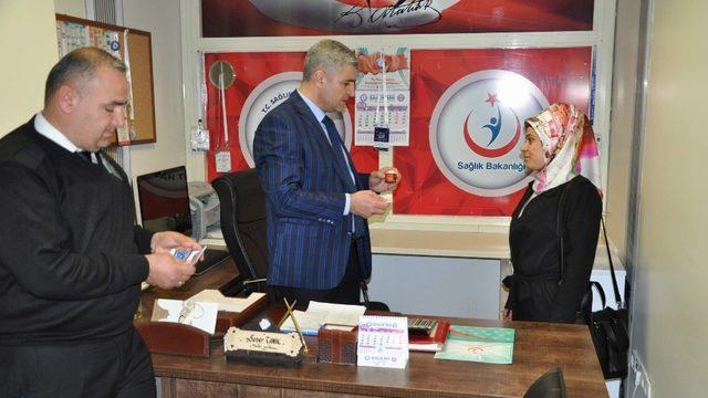 Siirt’te güvenlik görevlileri buldukları parayı sahibine teslim etti