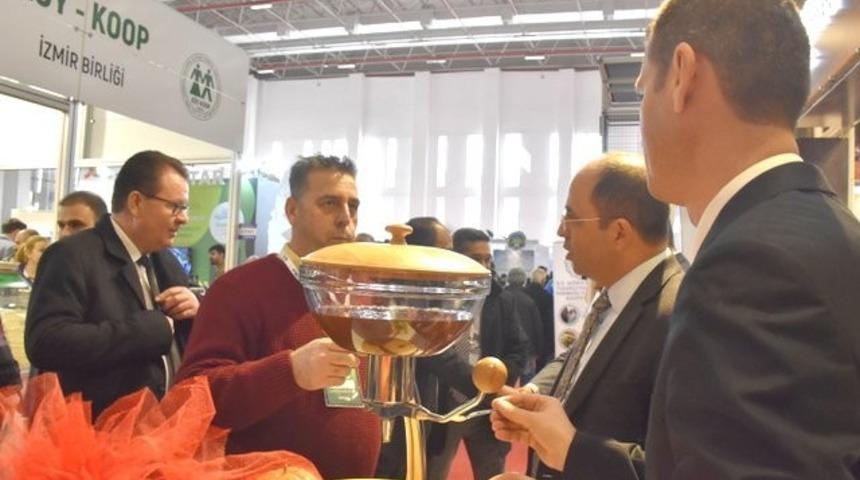 D&uuml;nya &ccedil;am balı &uuml;ss&uuml; Muğla standına İzmir&rsquo;de yoğun ilgi