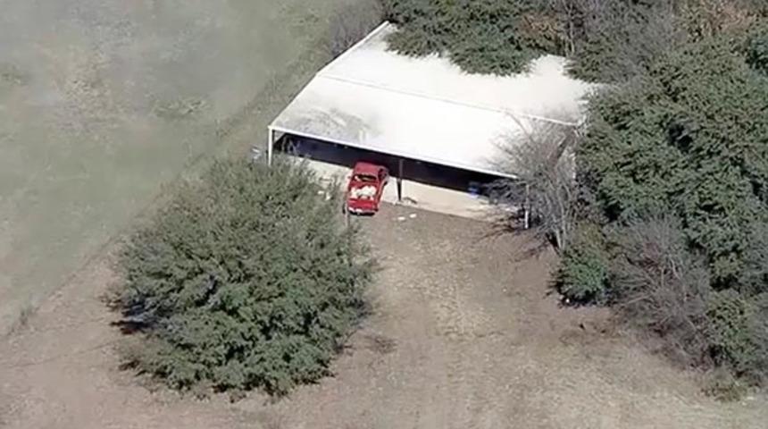 Bu nasıl insanlık! Dört küçük çocuğu kafeslere kilitleyip...