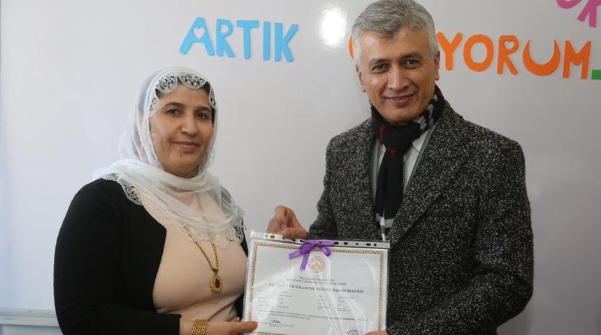 Kaymakam Arıcan, başarılı kursiyerlere sertifikalarını verdi