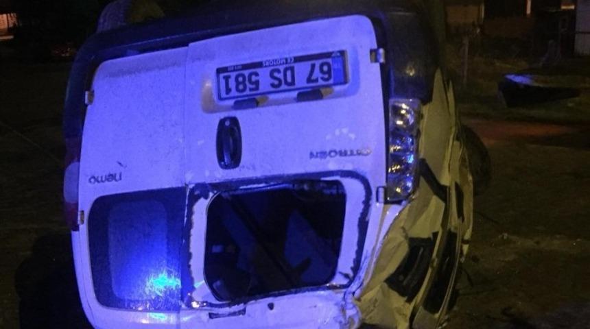 Çaycuma’da yoldan çıkan kamyonet devrildi: 2 yaralı