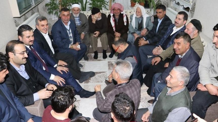 Baydilli ev toplantılarında hizmetlerini anlatıyor