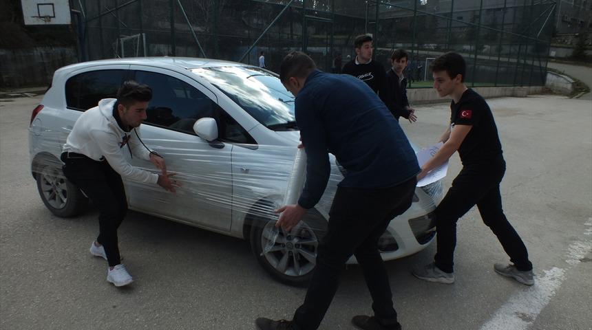 Yok böyle uğurlama! Emekliye ayrılan öğretmenin aracını streçlediler