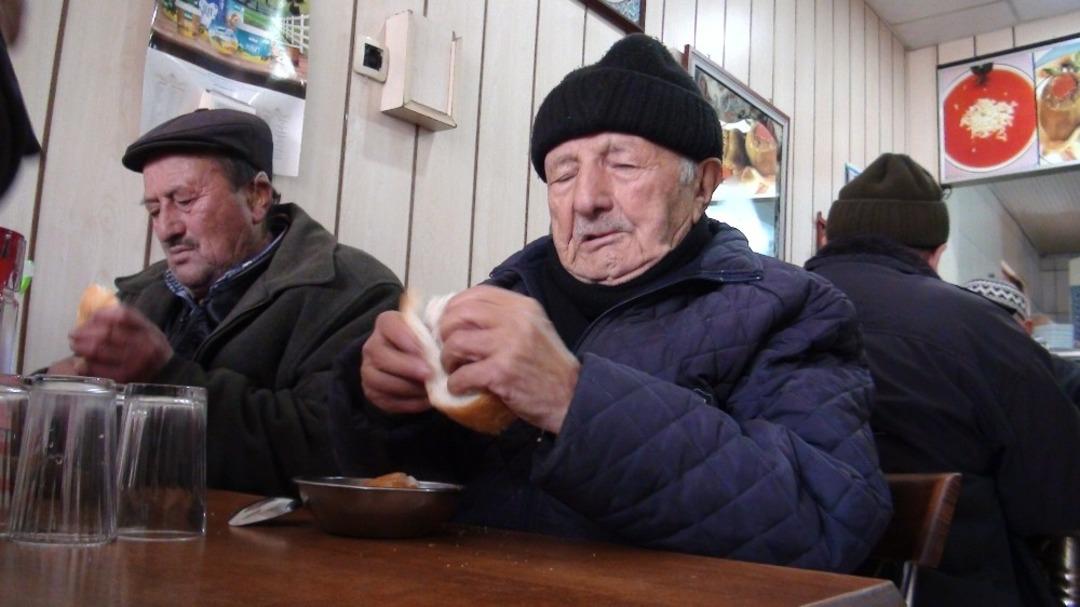 &rsquo;Askıda&rsquo; geleneğini 50 yıldır yaşatmaya &ccedil;alışıyor