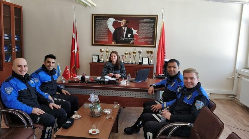 Hakkari polisi okul ziyaretlerini s&uuml;rd&uuml;r&uuml;yor