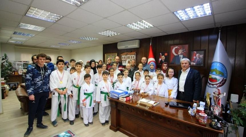 Başkan Şahin, minik karatecileri makamında ağırladı