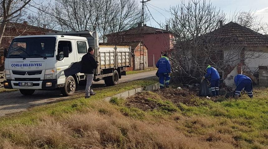 Belediye ekipleri temizlik &ccedil;alışmalarını s&uuml;rd&uuml;r&uuml;yor
