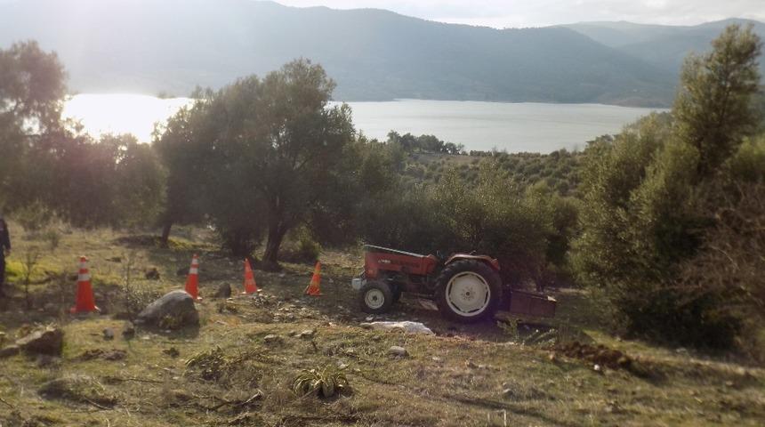 &Ccedil;ift s&uuml;rmeye gittiği tarlada trakt&ouml;r&uuml;n altında kaldı