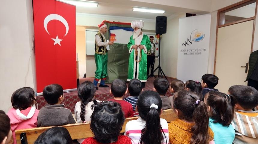 Van B&uuml;y&uuml;kşehir Belediyesi, tiyatro oyunuyla &ccedil;evre eğitimi veriyor