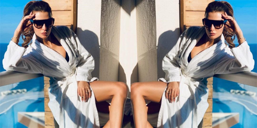 &Ouml;zge Ulusoy'dan bornozlu bir paylaşım daha