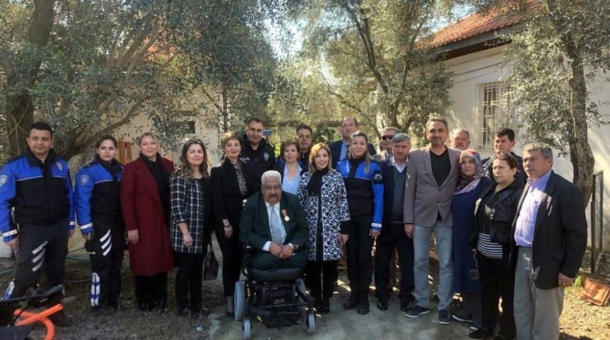 Gazi polis memuruna ak&uuml;l&uuml; tekerlekli sandalye