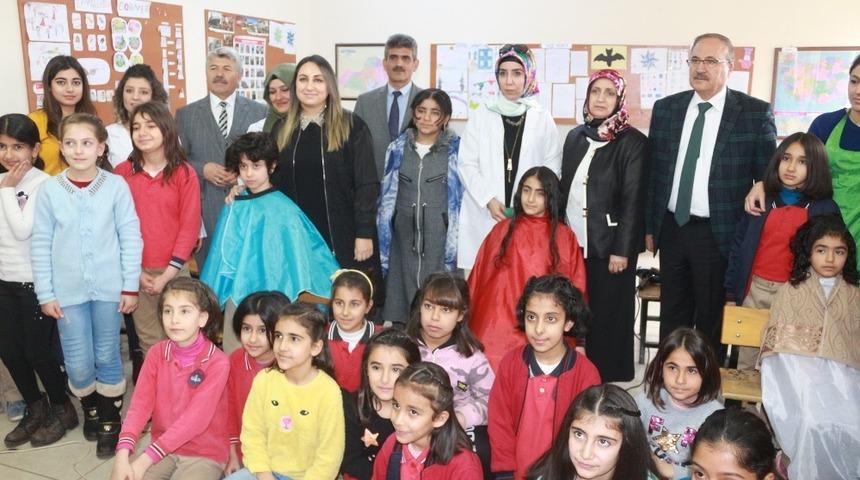 K&ouml;y okulundaki &ouml;ğrencilerin sa&ccedil; bakımı yapıldı