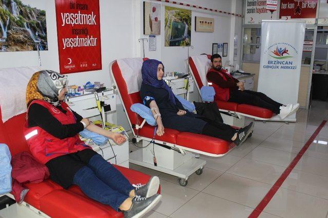 Erzincan’da gençler kan bağışıyla Kızılay’a destek oldu