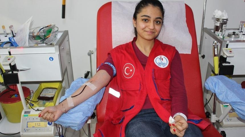 Erzincan&rsquo;da gen&ccedil;ler kan bağışıyla Kızılay&rsquo;a destek oldu