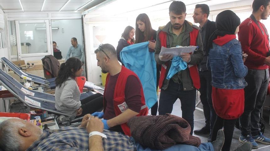 Kozluklu gen&ccedil;lerden kan bağış kampanyasına destek