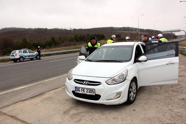 Polisten kaçan ehliyetsiz sürücü, yol kapatılarak yakalandı