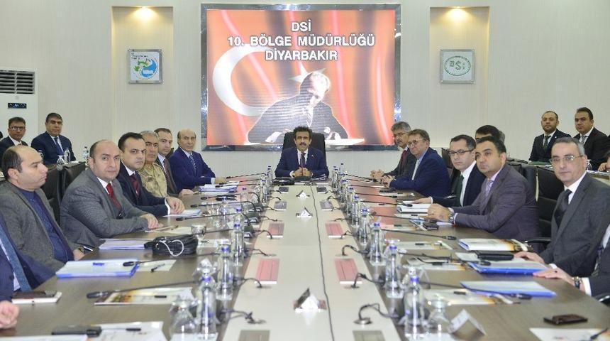 Vali G&uuml;zeloğlu, bağımlılıkla m&uuml;cadele toplantısına başkanlık etti