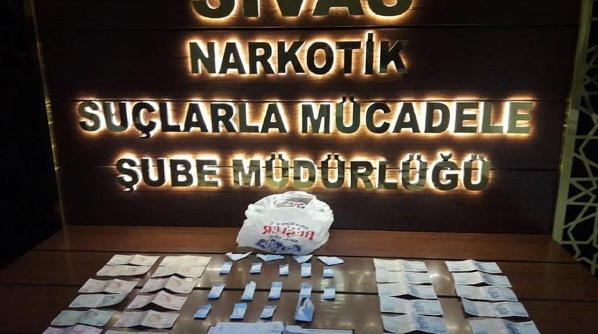 Sivas&rsquo;ta sokak satıcılarına operasyon: 2 tutuklama