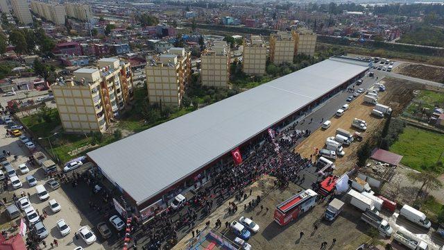 Yeşiloba kapalı semt pazarına kavuştu