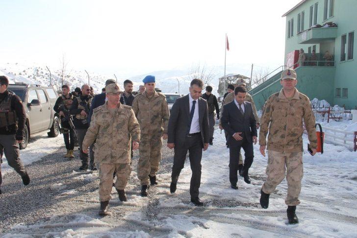 Vali Çağatay’dan Mehmetçik’e moral ziyareti G4