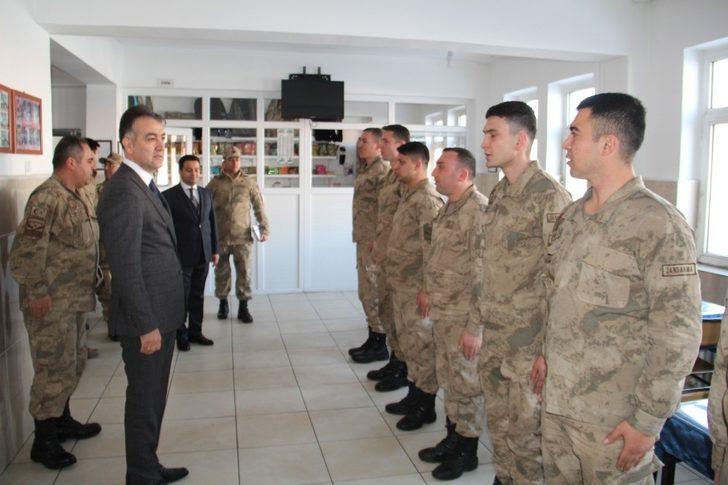 Vali Çağatay’dan Mehmetçik’e moral ziyareti G5