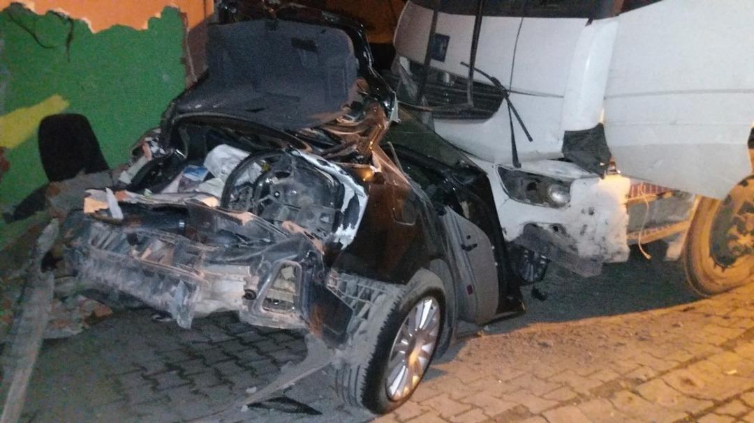 Tırın &ccedil;arptığı otomobil hurdaya d&ouml;nd&uuml;