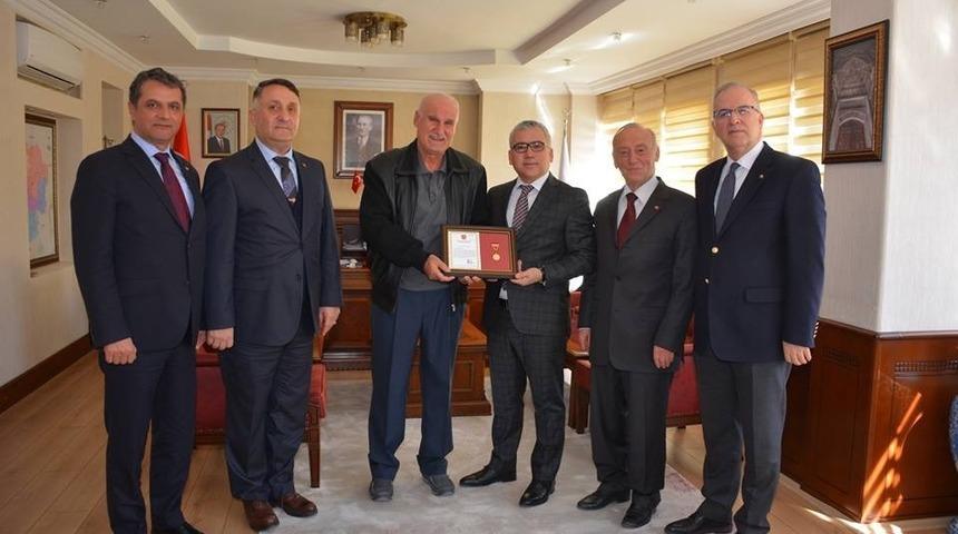 TSK Vakfına bağış yapan hayırsevere madalya verildi