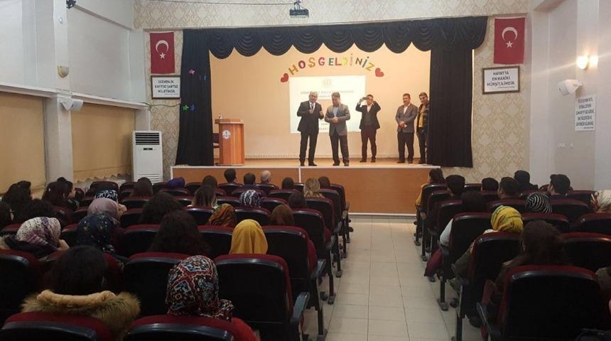 Aslan, Bismil&rsquo;de aday &ouml;ğretmen seminerine katıldı