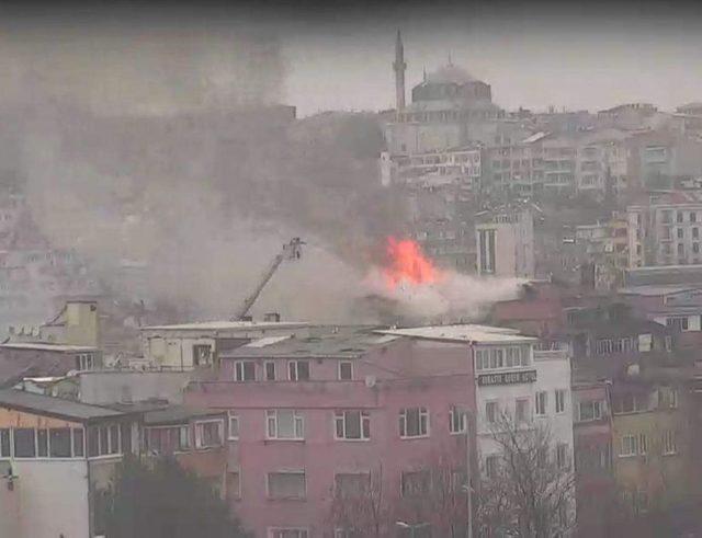 Yenikapı'da metruk binada yangın (1)