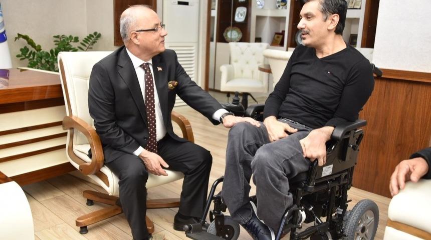 Alirıza&rsquo;nın yeni ak&uuml;l&uuml; sandalye mutluluğu