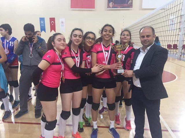 Voleybol Yıldız Kızlarda şampiyon Sema Yazar