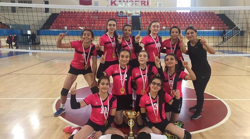 Voleybol Yıldız Kızlarda şampiyon Sema Yazar