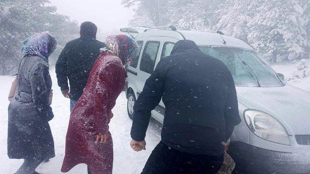 Edremit- Yenice karayolunda kar, ulaşımı aksatıyor