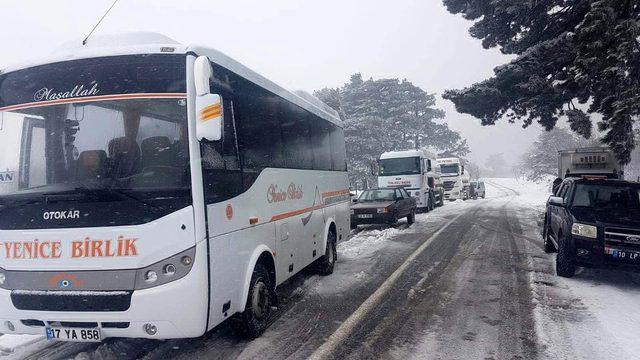 Edremit- Yenice karayolunda kar, ulaşımı aksatıyor