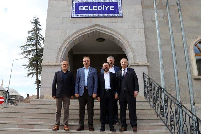 AK Parti Belediye Başkan adayı Arı, belediye hizmet birimlerini ziyaret etti
