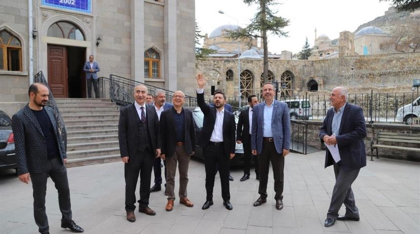 AK Parti Belediye Başkan adayı Arı, belediye hizmet birimlerini ziyaret etti