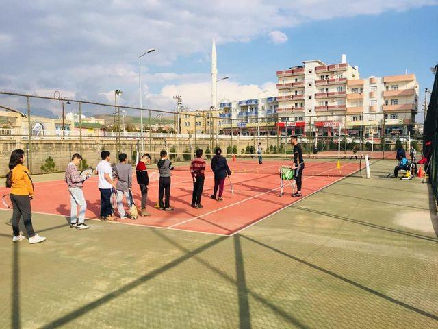 Silopili öğrenciler tenis öğreniyor