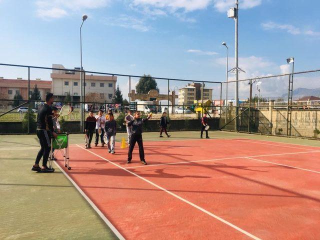 Silopili öğrenciler tenis öğreniyor