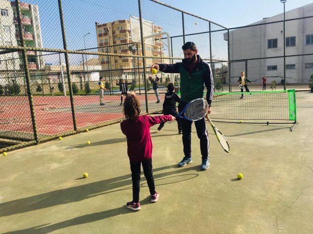 Silopili öğrenciler tenis öğreniyor