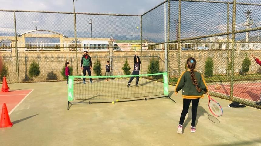 Silopili &ouml;ğrenciler tenis &ouml;ğreniyor