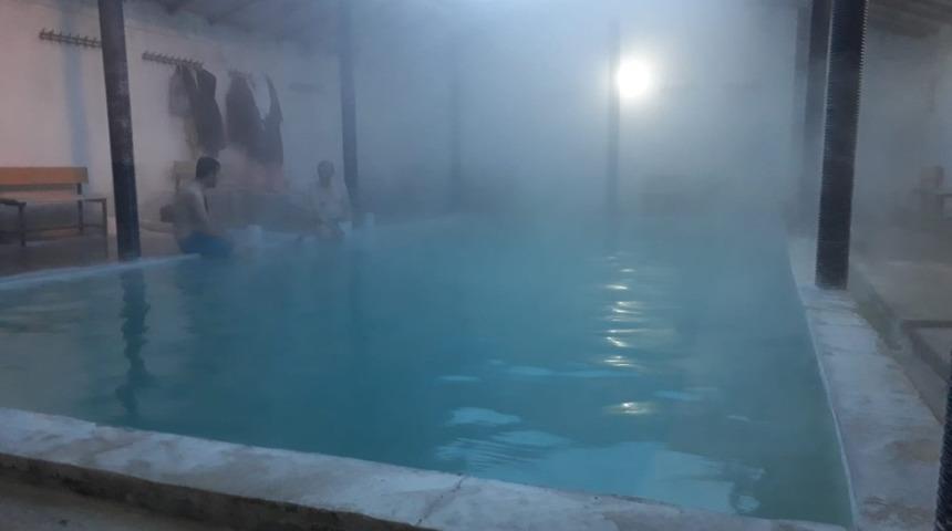 Diyadin&rsquo;de eksi 20 derecede kaplıca keyfi