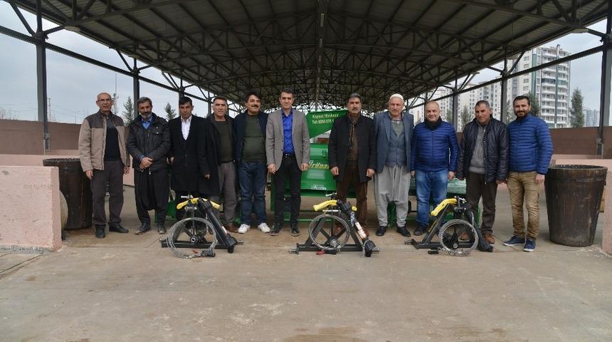 B&uuml;y&uuml;kşehir Belediyesi&rsquo;nden &ccedil;ift&ccedil;ilere badem soyma makinesi