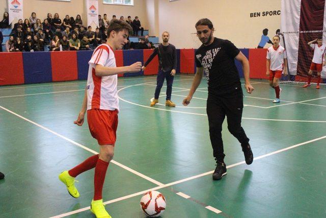 Bandırmaspor’un futbolcuları öğrencilerle buluştu