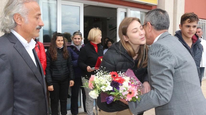 Muaythai sporcusu İlknur Kurt &ouml;d&uuml;llendirildi